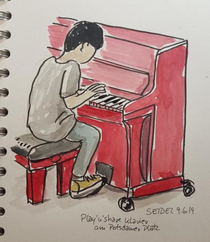 Junge am Klavier shar`n´play am Potsdamer Platz Mai 2019
